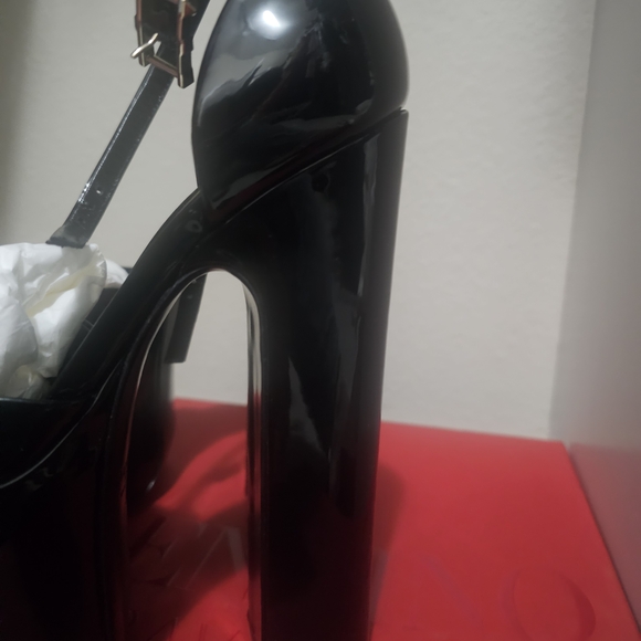 Valentino Garavani Black Patent Platform Heels - Picture 11 of 16